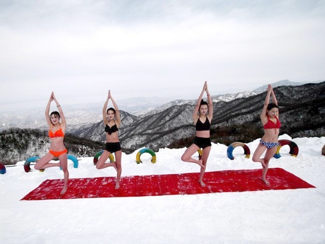 Mặc trời băng tuyết, gái trẻ TQ vẫn diện bikini tập Yoga trên đỉnh núi