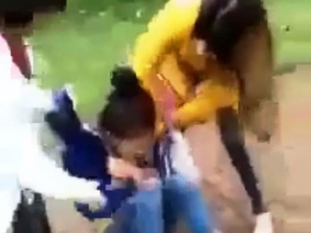 Nữ sinh lớp 11 bị nhóm phụ nữ đánh hội đồng, lột đồ, quay clip