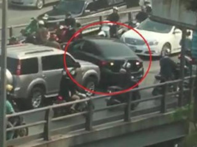 Lại xuất hiện clip ô tô quay đầu trên cầu, CSGT truy tìm tài xế