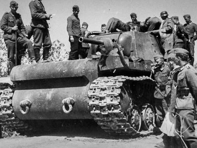 1 xe tăng đấu 5.000 quân: Phát xít Đức ”ngả mũ” thán phục người lính Liên Xô