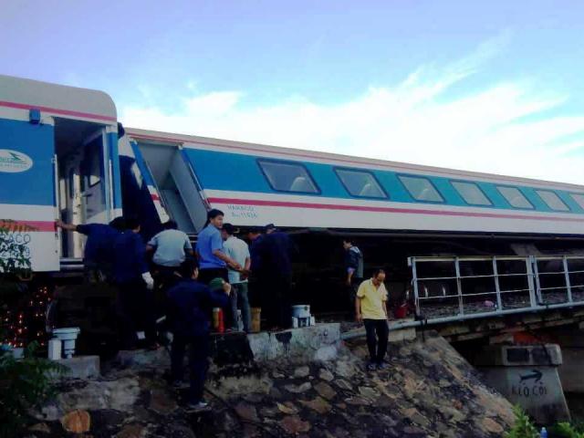 Tàu hỏa trật bánh ở Bình Thuận, hành khách “đứng tim”