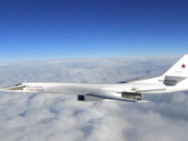 Cặp máy bay ném bom Tu-160 của Nga đại náo bờ biển Bắc Mỹ