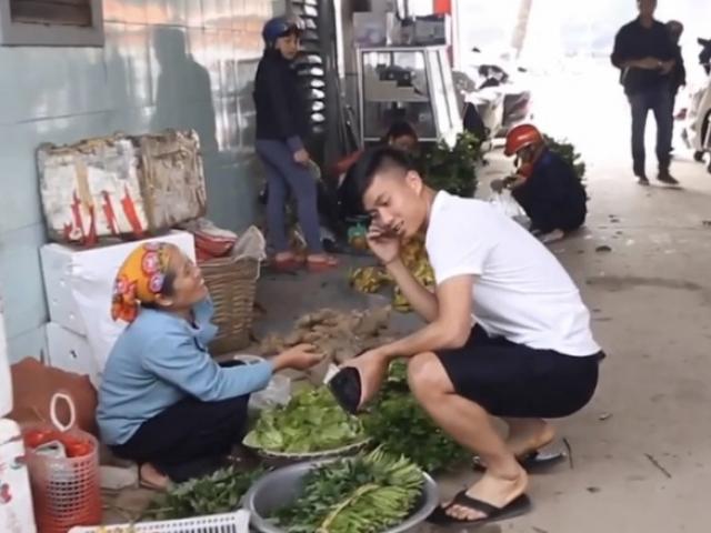 Phan Văn Đức trổ tài đi chợ, nấu ăn cho mẹ khi về nhà đón Tết