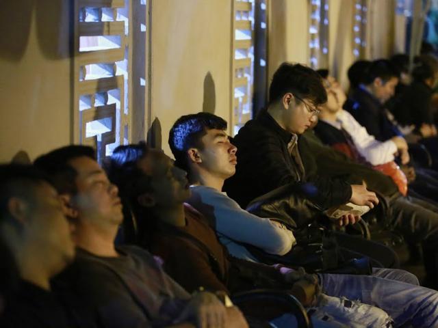 Du khách vật vạ, trắng đêm xếp hàng chờ xin ấn đền Trần
