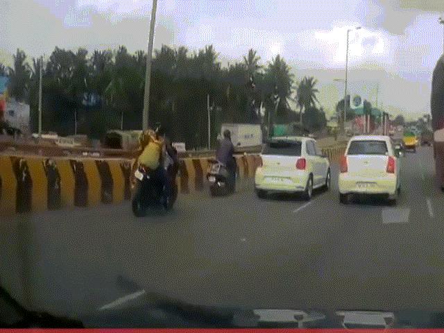 Bố mẹ văng xuống đường vì tai nạn, con nhỏ vẫn ngồi trên xe đang lao nhanh