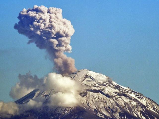 Núi lửa cao hơn 5.000m nổ lớn phun tro bụi phủ kín một vùng trời