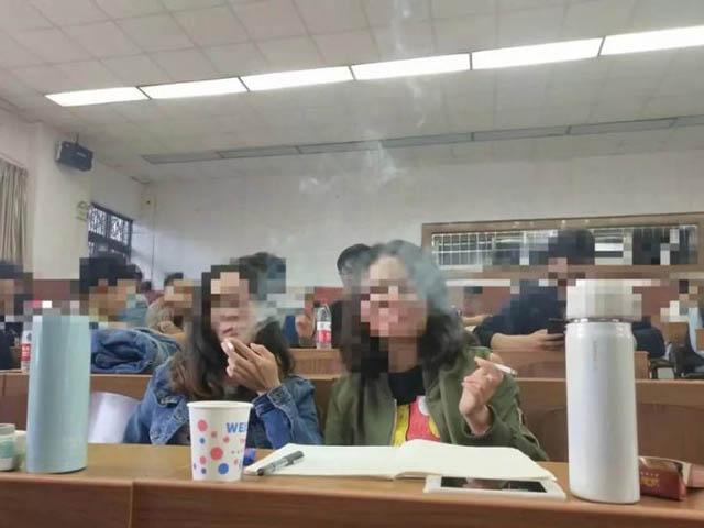 Lớp học gây tranh cãi vì cho phép sinh viên hút thuốc lá trong giờ