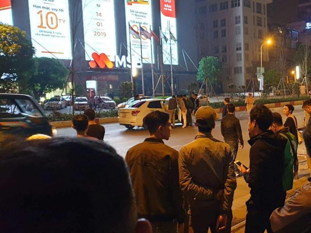 Sau va chạm, tài xế ô tô đâm gục người đi xe máy trên phố Hà Nội