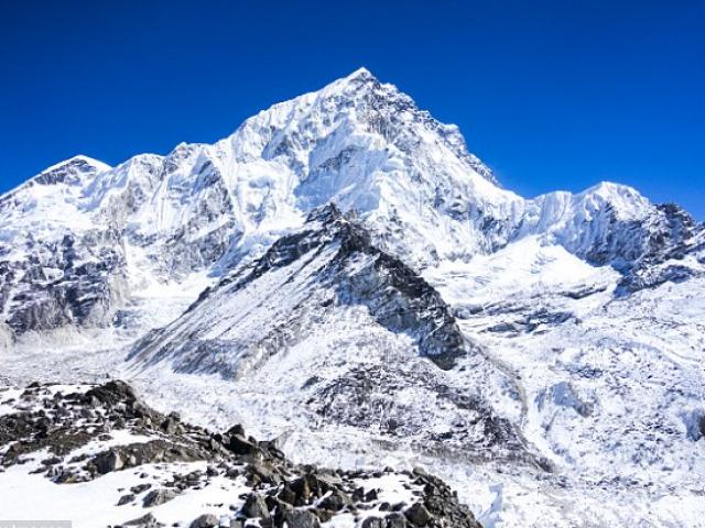 Băng tan trên núi Everest để lộ hàng trăm thi thể người