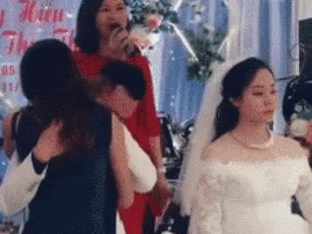 Clip: Chú rể ôm chị gái khóc nức nở trong đám cưới