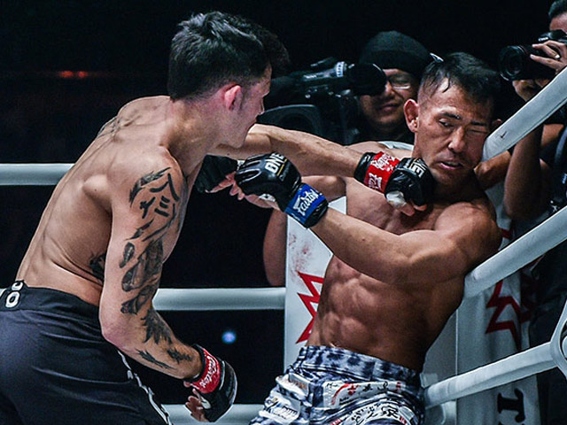 Võ sĩ gốc Việt phản chiêu ảo diệu, vào top đòn “đỉnh” MMA châu Á