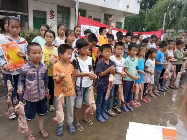 Trường học thưởng thịt lợn, cá chép cho học sinh giỏi gây bão mạng