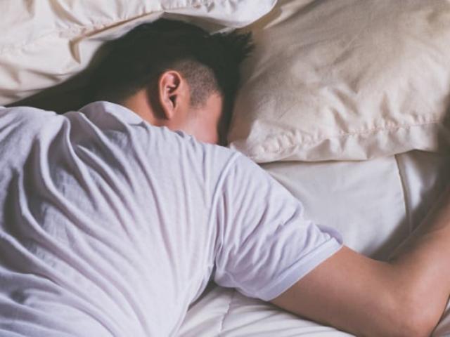 Nếu thấy 3 triệu chứng này xuất hiện trước khi đi ngủ, cẩn thận bị đột quỵ tim trong khi ngủ
