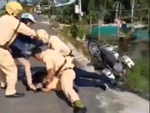 Khởi tố 4 đối tượng đánh CSGT khi kiểm tra nồng độ cồn
