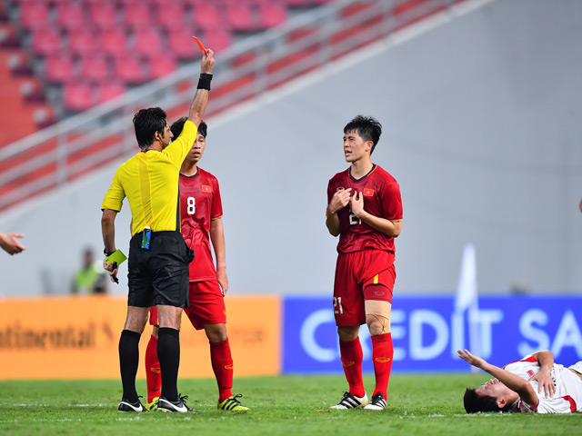 Đình Trọng nhận thẻ đỏ giải U23 châu Á: Có lỡ đại chiến vòng loại World Cup?