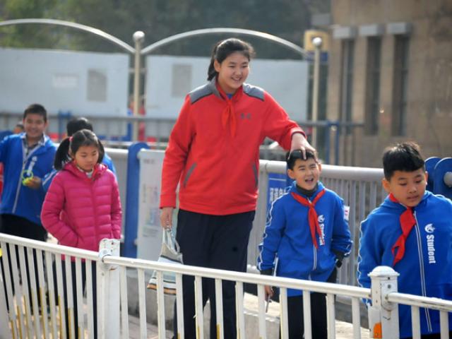 Nữ VĐV nhí Trung Quốc mới 12 tuổi đã cao 2m12: Ngước mỏi cổ mới thấy mặt