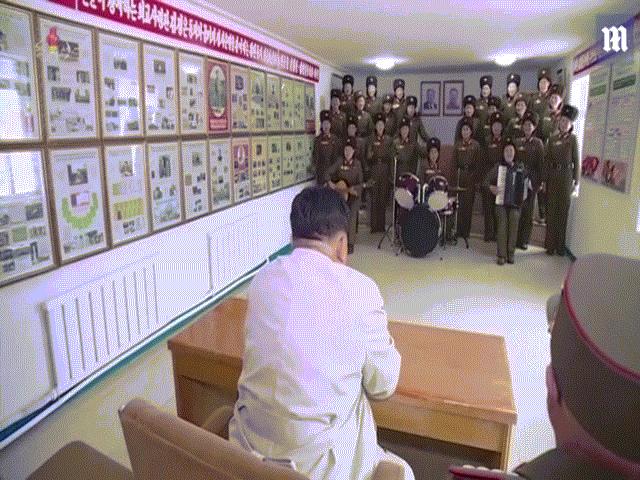 Video: Nhóm nữ quân nhân múa hát trong phòng hẹp cho ông Kim Jong Un xem