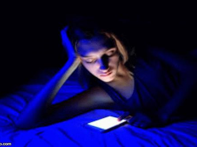 Tác hại không ngờ của ánh sáng xanh từ điện thoại di động và máy tính đến cơ thể con người