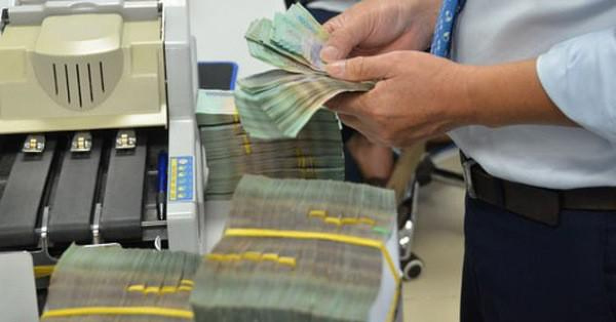 Sát Tết, ngân hàng giảm lãi suất, thu phí nộp tiền mặt