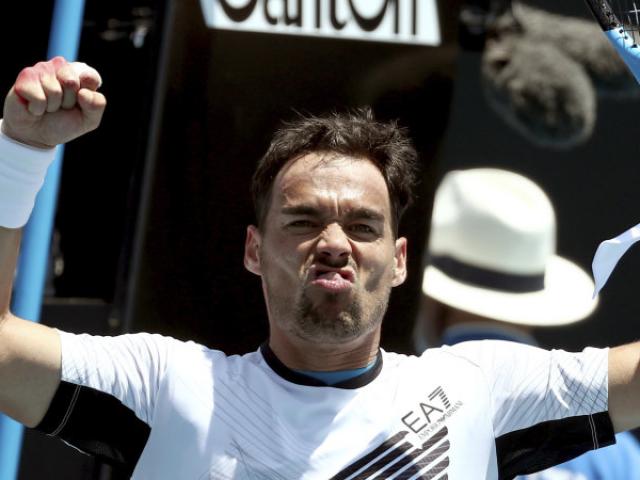 ”Trai hư” làm loạn Australian Open: Đập nát vợt, ”dạy dỗ” trọng tài