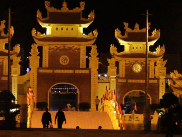 Tấp nập người dân đi lễ chùa đầu năm ở ngôi chùa lớn nhất tỉnh Sơn La
