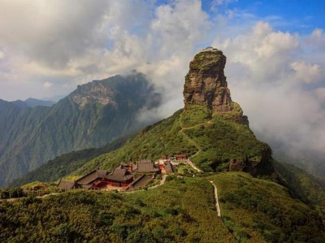 Ngôi chùa kỳ bí nằm trên ngọn núi cao 2000 mét, quanh năm được bao phủ bởi mây