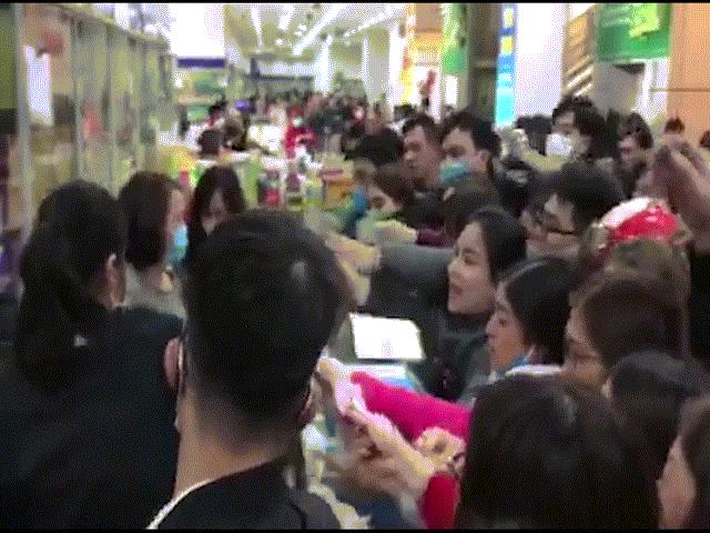 Clip người dân tranh nhau mua khẩu trang giữa dịch Corona