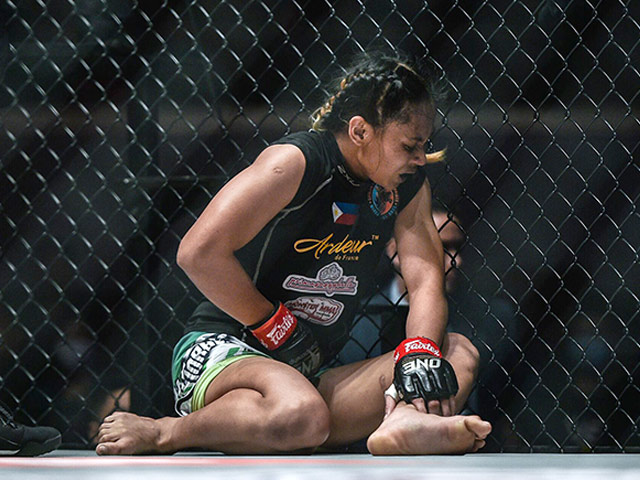 Nữ võ sĩ MMA Trung Quốc mất tiền vì liên tiếp đá “chỗ hiểm” đối thủ