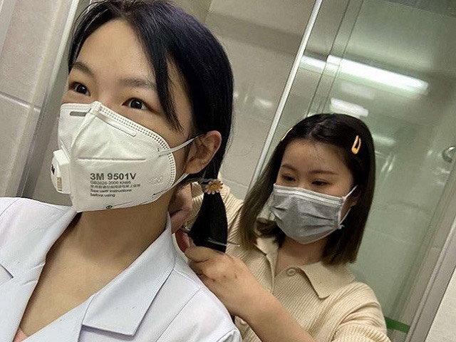 Nữ y tá Vũ Hán cùng nhau cắt tóc chống chọi virus Corona gây xúc động