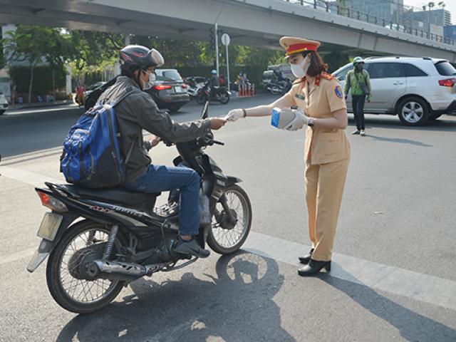 “Bóng hồng” CSGT xuống đường và có hành động cực đẹp ở cửa ngõ sân bay Tân Sơn Nhất