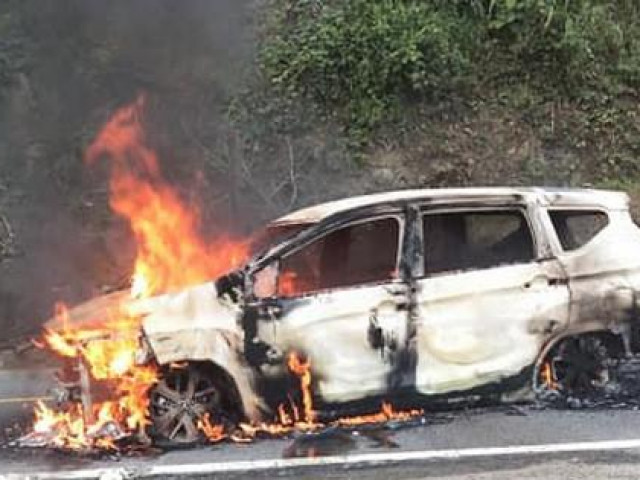 Ô tô bốc cháy sau tiếng nổ lớn, 2 người tử vong trong xe ở Quảng Nam