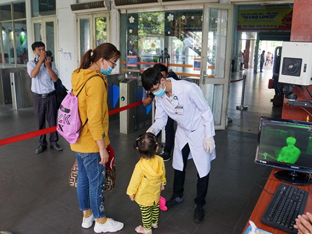 Tất cả hành khách đến ga Sài Gòn đều được kiểm tra thân nhiệt để chống dịch virus Corona
