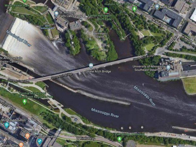 Tin Google Maps, một tài xế lao xuống sông may mắn thoát chết