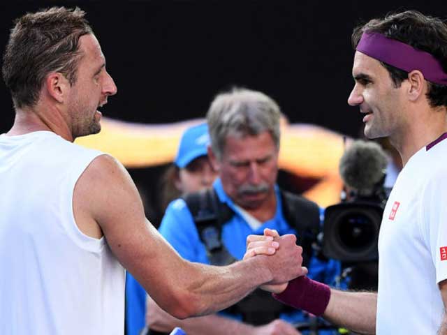 Federer bị bại tướng “xát muối” vào vết thương: Ca ngợi Djokovic hết lời