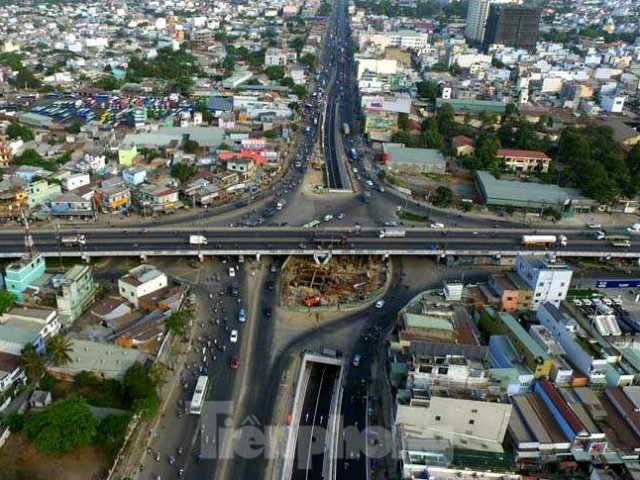 Cận cảnh nút giao thông 3 tầng giải tỏa kẹt xe cửa ngõ Sài Gòn sắp hoàn thành