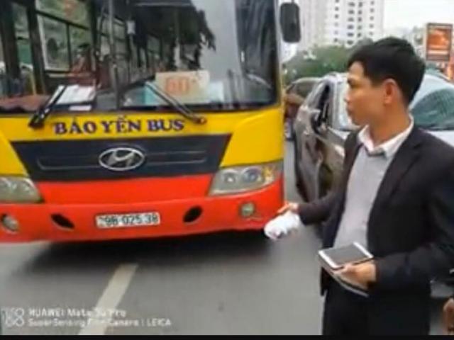 Tài xế ô tô con bị kẹp đứt ngón tay khi “nhắc nhở” xe buýt tạt đầu xe