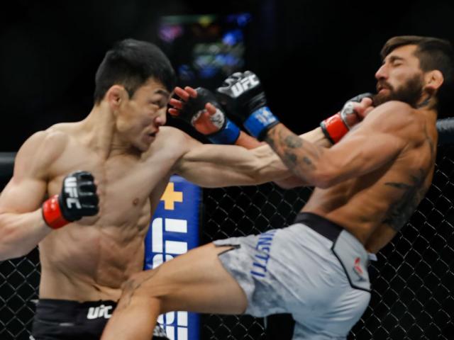 Sửng sốt UFC: ”Cơn bão” Mông Cổ tung 1 đấm, ”Ninja” rụng luôn tại chỗ