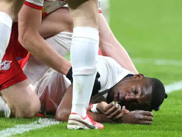 Cầu thủ RB Leipzig nuốt lưỡi, mất ý thức ngay trên sân: Lý do khó ngờ