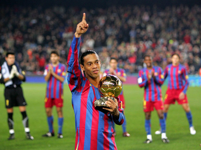 Ronaldinho vĩ đại cỡ nào khiến Messi và tổng thống Brazil ra tay cứu