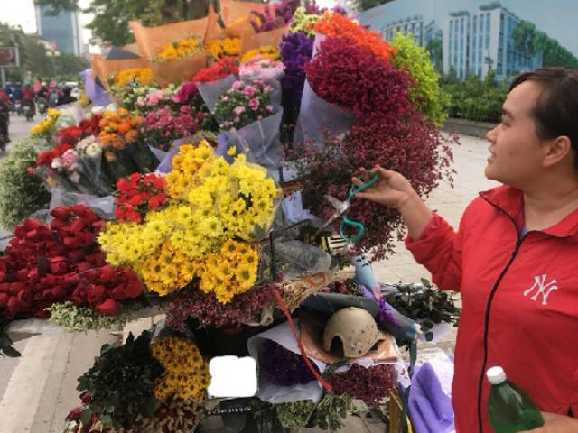 Loạt tiểu thương bán hoa tươi dạo đường phố Hà Nội thua lỗ vì Covid-19