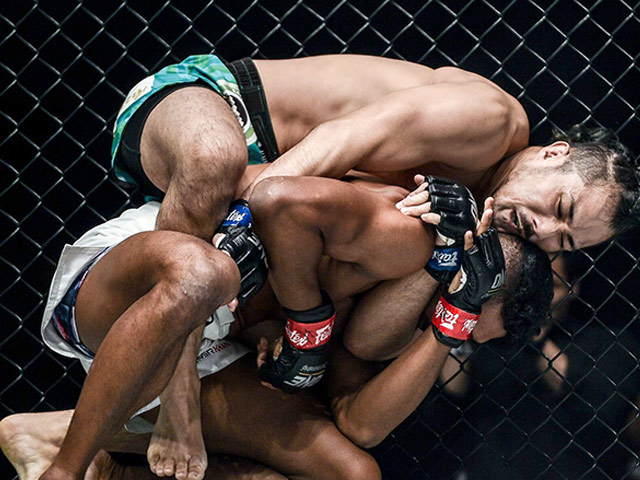 Nhà vô địch Muay “tắt thở” vì đòn siết cực đỉnh MMA