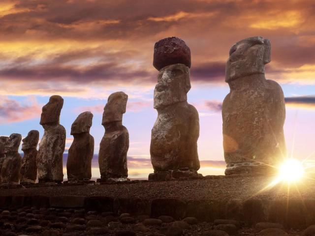 Bí ẩn những bức tượng đầu người nặng hàng chục tấn được tạc từ tro núi lửa
