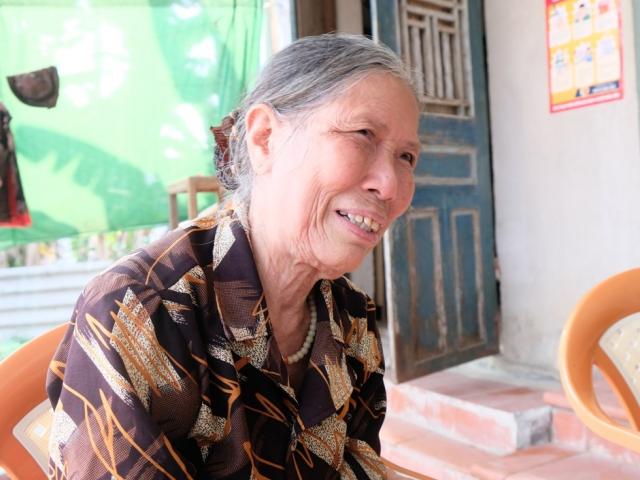 Cụ bà gần 80 tuổi đạp xe đến trụ sở xã ủng hộ 1 triệu đồng chống dịch Covid-19