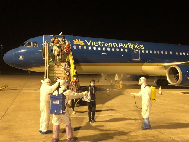 Dừng đưa người Việt từ nước ngoài về sân bay Nội Bài