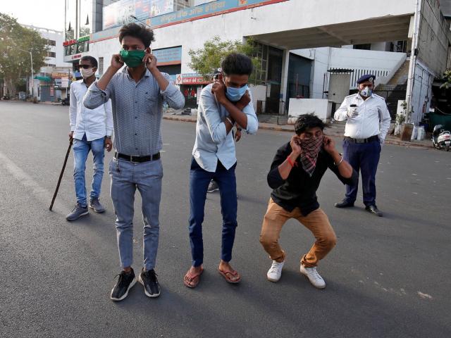 Hình phạt ”bá đạo” của cảnh sát Ấn Độ với người vi phạm lệnh phong tỏa