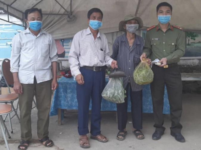 Cụ ông 89 tuổi mang gạo, rau và 20.000 đồng ủng hộ chống COVID-19 ở khu cách ly Hà Tĩnh