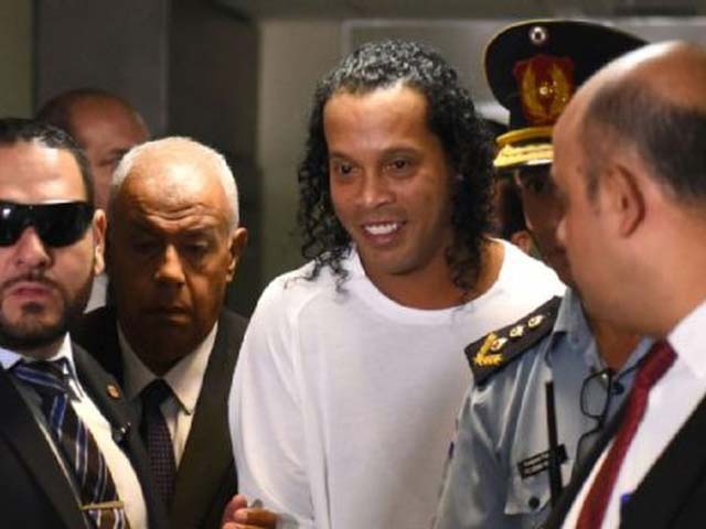 Ronaldinho “phát tài” sau khi ra tù, ngỡ ngàng 4 tháng kiếm 22 tỷ đồng