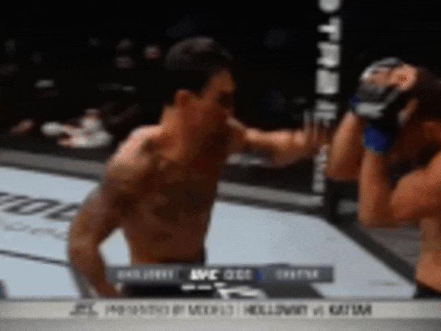 Võ sĩ tung 700 đòn ”tra tấn” đối thủ, đi vào lịch sử UFC
