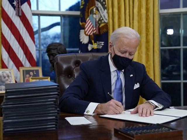 Ông Biden ký một loạt sắc lệnh trong ngày đầu tiên trở thành Tổng thống Mỹ