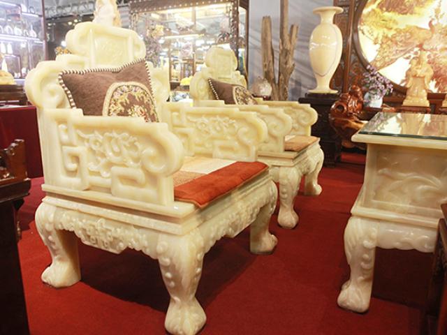 Bộ bàn ghế bằng ngọc cẩm thạch giá 1,5 tỷ đồng chờ đại gia ”rước” về chơi Tết